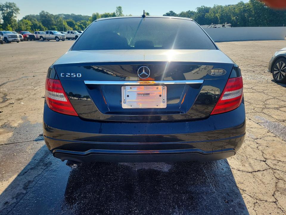 Photo 6 from auction – 2014 MERCEDES-BENZ C with VIN WDDGF4HB7EA946937