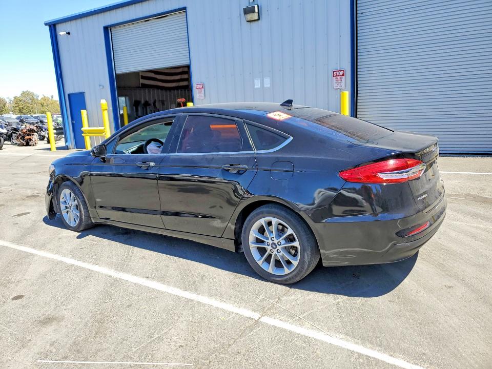 Photo 2 from auction – 2019 FORD FUSION with VIN 3FA6P0LU4KR109901
