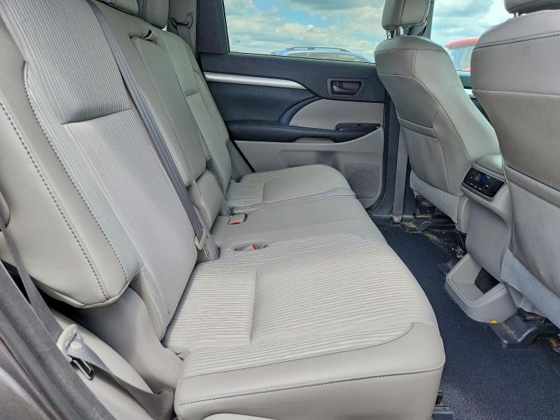 Photo 11 from auction – 2016 TOYOTA HIGHLANDER with VIN 5TDBKRFH7GS355890