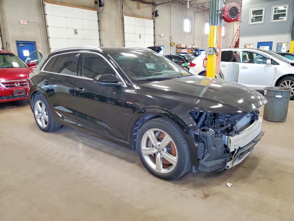 Photo 4 from auction – 2019 AUDI E-TRON with VIN WA1VABGE8KB020532