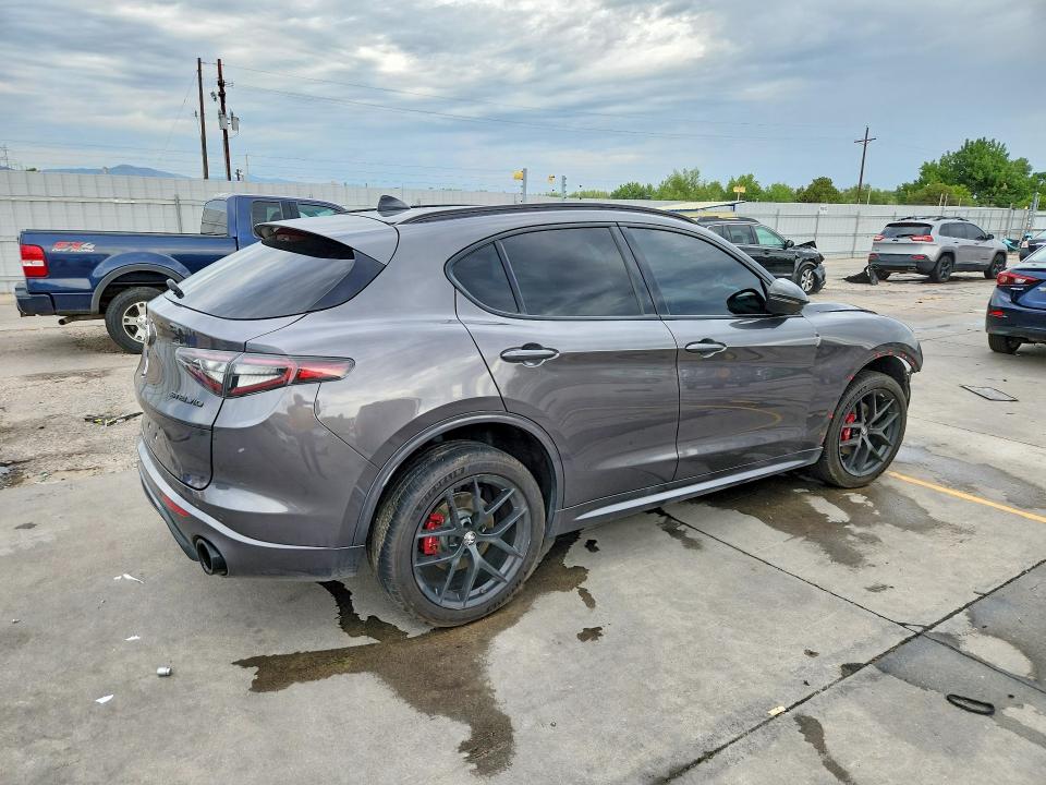 Photo 3 from auction – 2021 ALFA ROMEO STELVIO with VIN ZASPAKBN4M7D09829