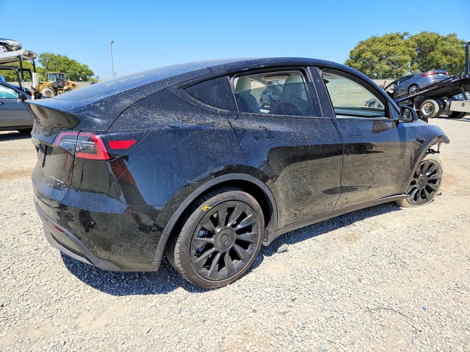 Photo 3 from auction – 2025 TESLA MODEL Y with VIN 7SAYGAEEXSF271552