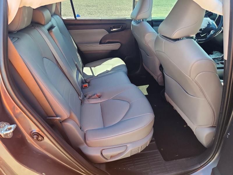 Photo 11 from auction – 2022 TOYOTA HIGHLANDER with VIN 5TDHZRBH1NS169657