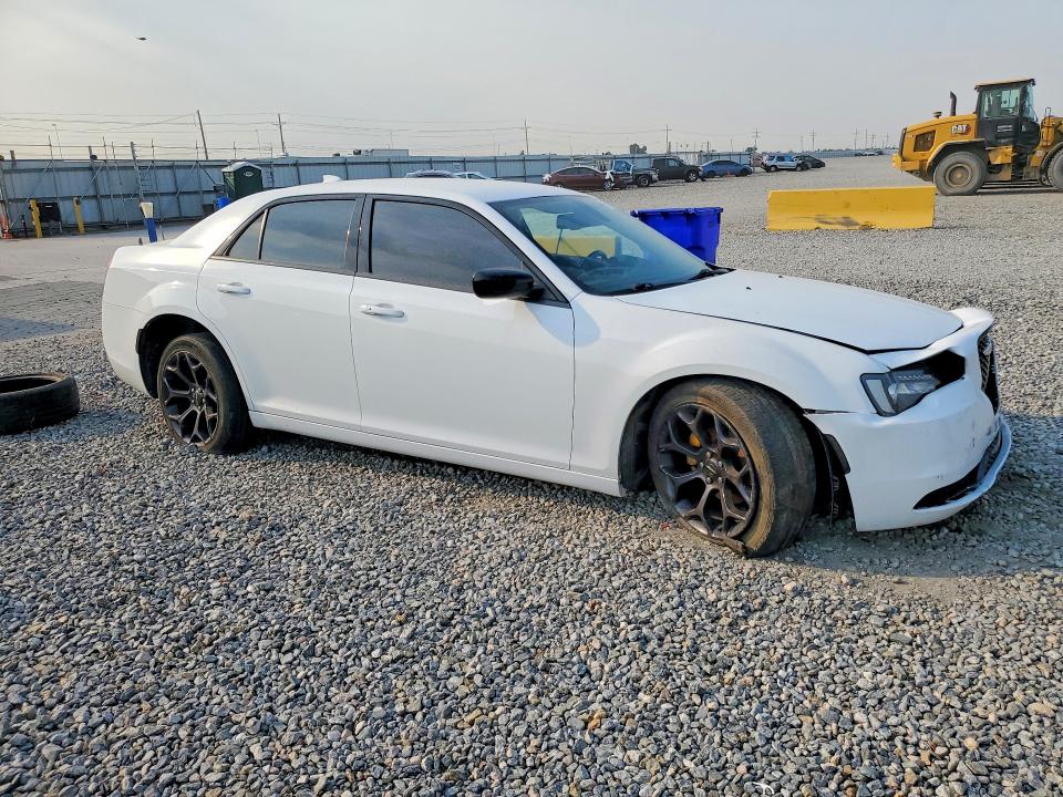 Photo 4 from auction – 2019 CHRYSLER 300 with VIN 2C3CCAAG2KH590307