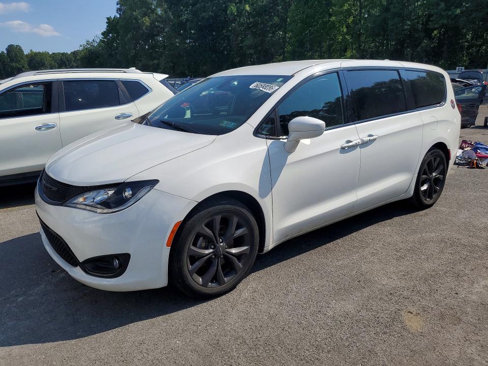 CHRYSLER PACIFICA 2019 with VIN 2C4RC1FGXKR506808 - Photo from auction