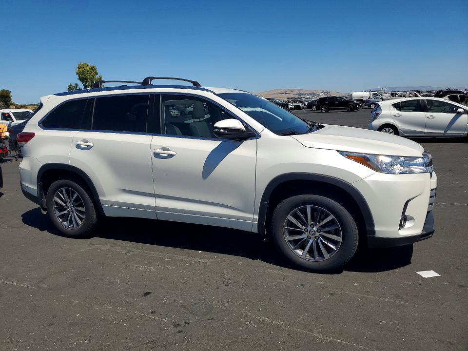 Photo 4 from auction – 2018 TOYOTA HIGHLANDER with VIN 5TDJZRFH1JS559664