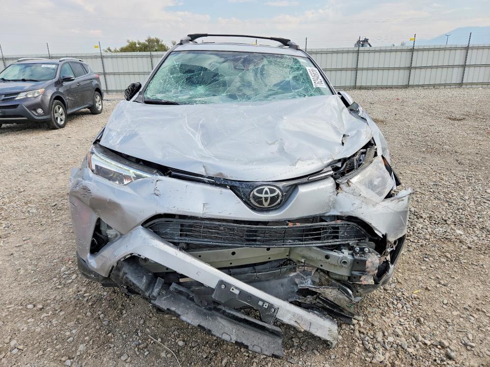 Zdjęcie 5 z aukcji – 2018 TOYOTA RAV4 z VIN 2T3DFREV6JW718853