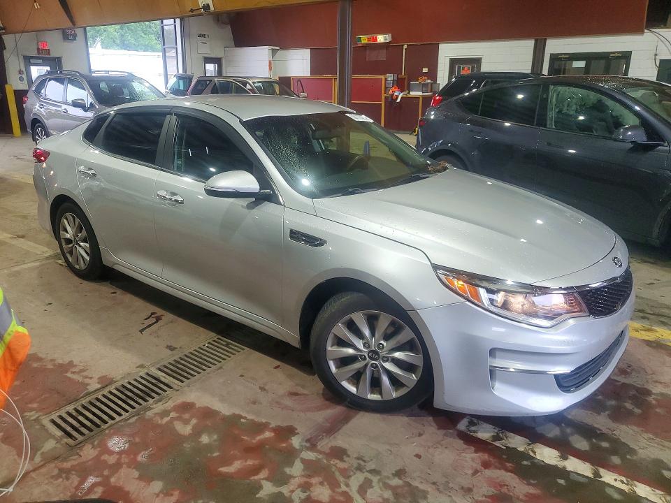 Photo 4 from auction – 2018 KIA OPTIMA with VIN 5XXGT4L33JG269810
