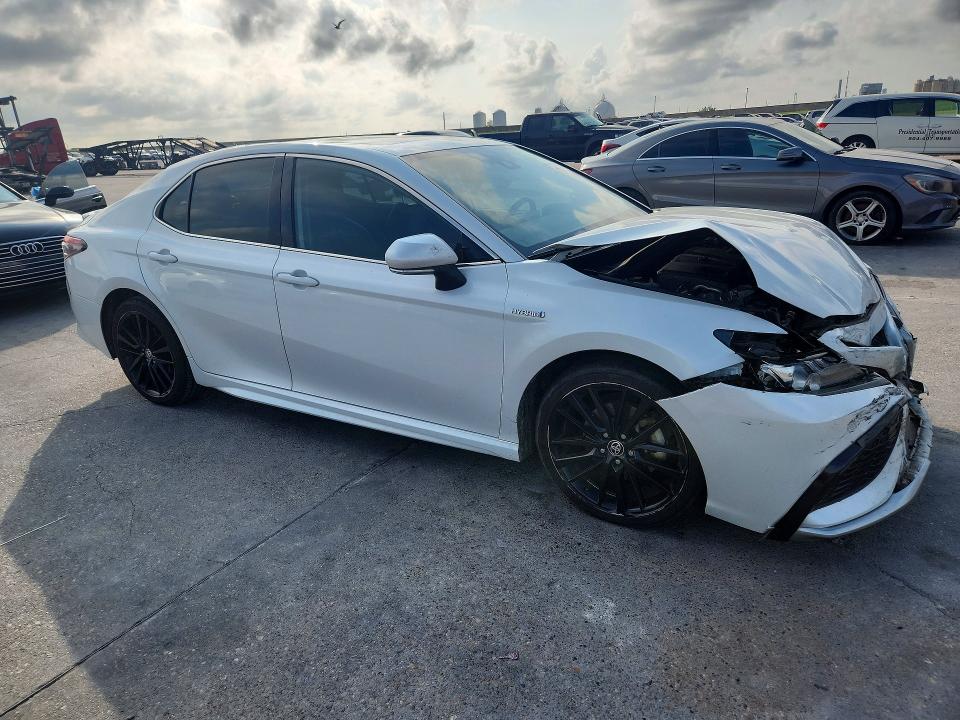 Photo 4 from auction – 2021 TOYOTA CAMRY with VIN 4T1K31AK2MU564040
