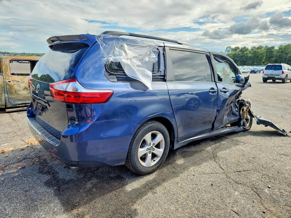 Photo 3 from auction – 2018 TOYOTA SIENNA with VIN 5TDKZ3DC4JS942667