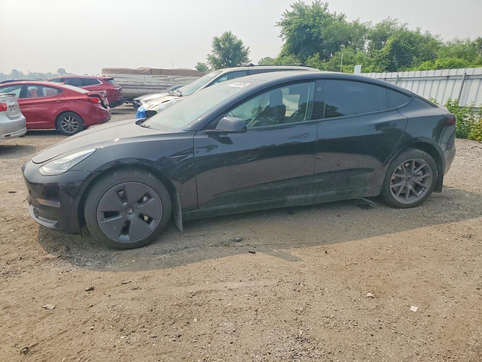 TESLA MODEL 3 2022 مع رقم تعريف المركبة 5YJ3E1EAXNF237061 - صورة من المزاد