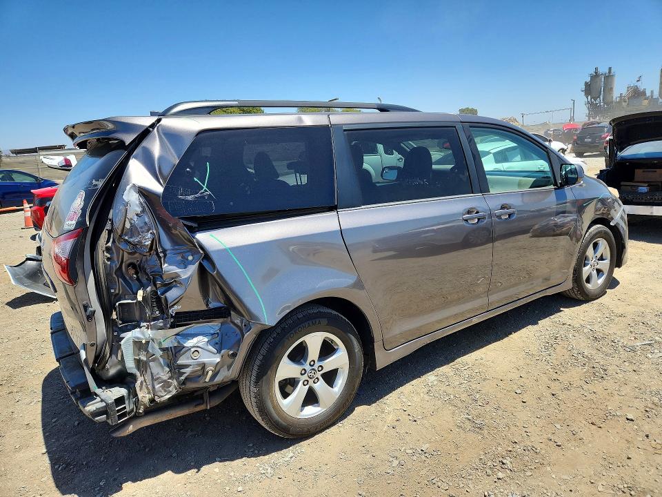 Photo 3 from auction – 2018 TOYOTA SIENNA with VIN 5TDKZ3DC9JS928103
