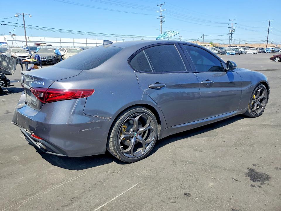 Photo 3 from auction – 2018 ALFA ROMEO GIULIA with VIN ZARFAECN5J7585491