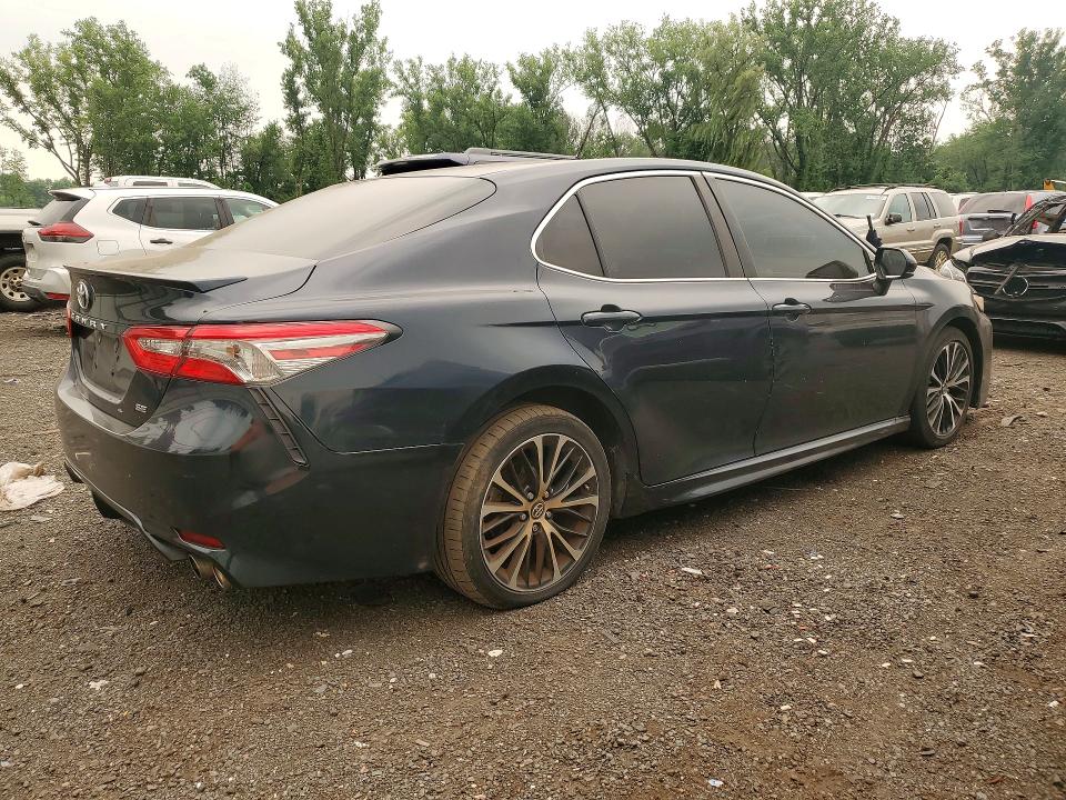 Photo 3 from auction – 2018 TOYOTA CAMRY with VIN 4T1B11HK2JU611722