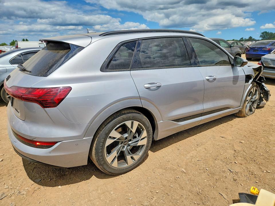 Photo 3 from auction – 2022 AUDI E-TRON with VIN WA1AAAGE8NB047453