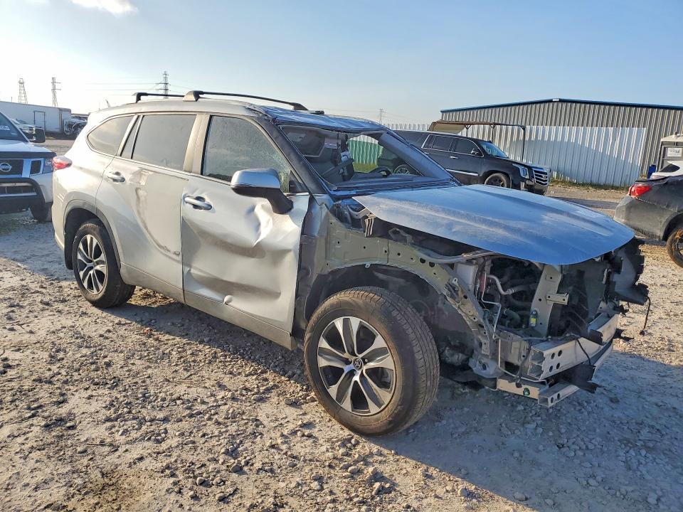 Photo 4 from auction – 2023 TOYOTA HIGHLANDER with VIN 5TDKDRAHXPS013187
