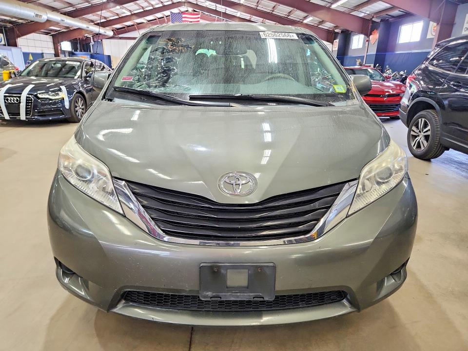 Photo 5 from auction – 2012 TOYOTA SIENNA with VIN 5TDKK3DC2CS277811