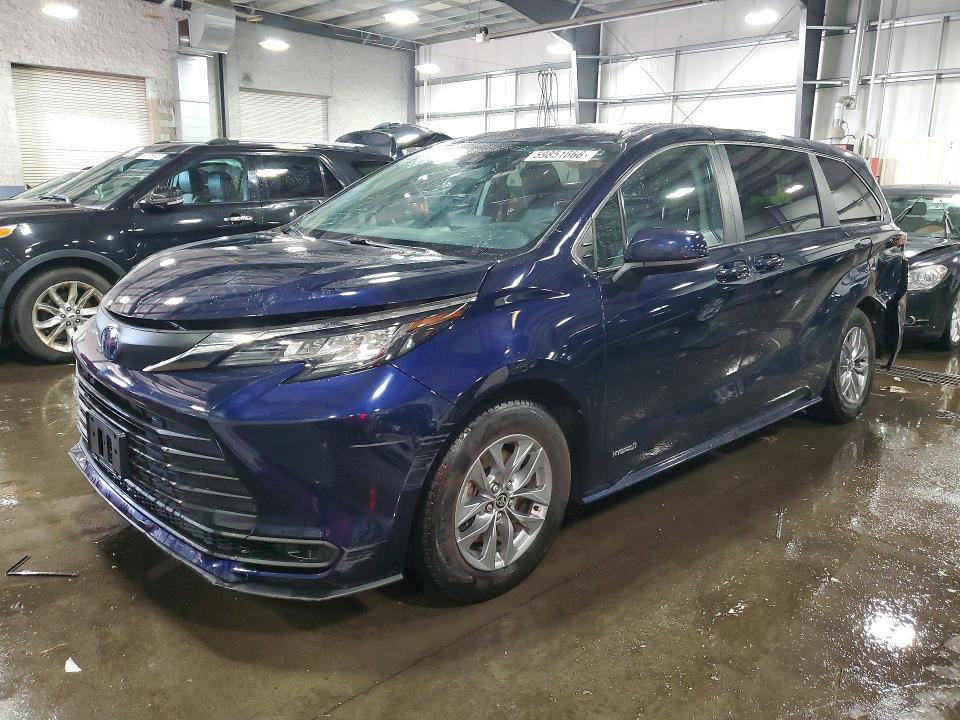 TOYOTA SIENNA 2021 with VIN 5TDKRKEC0MS021169 - Photo from auction
