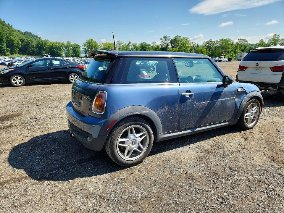 Photo 3 from auction – 2010 MINI COOPER with VIN WMWMF7C51ATZ68959