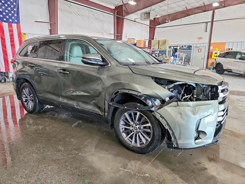 Photo 4 from auction – 2019 TOYOTA HIGHLANDER with VIN 5TDJZRFH7KS979592