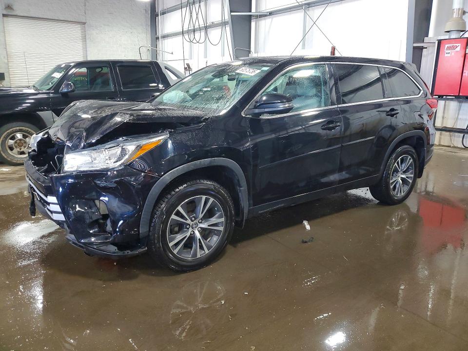 TOYOTA HIGHLANDER 2018 with VIN 5TDBZRFH1JS886246 - Photo from auction