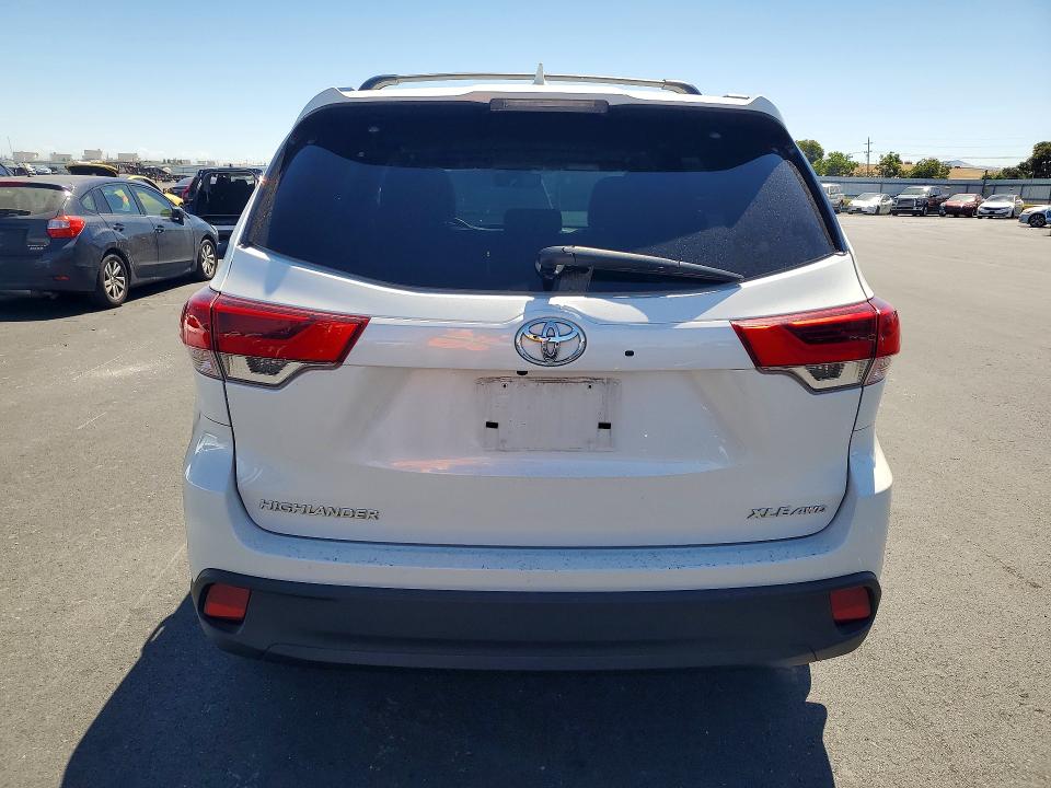 Photo 6 from auction – 2018 TOYOTA HIGHLANDER with VIN 5TDJZRFH1JS559664