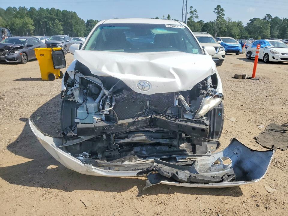 Photo 5 from auction – 2017 TOYOTA SIENNA with VIN 5TDKZ3DC1HS799543