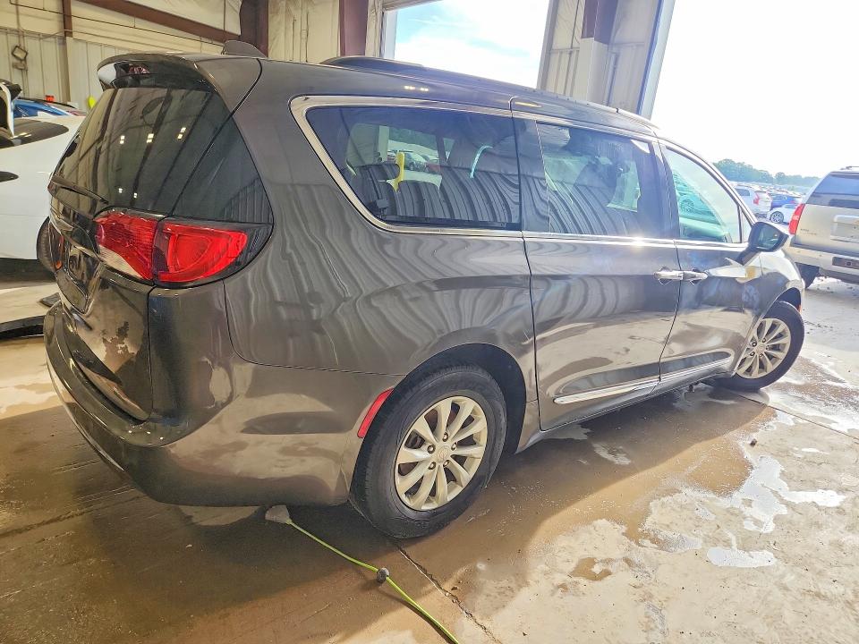 Photo 3 from auction – 2017 CHRYSLER PACIFICA with VIN 2C4RC1BG9HR705279