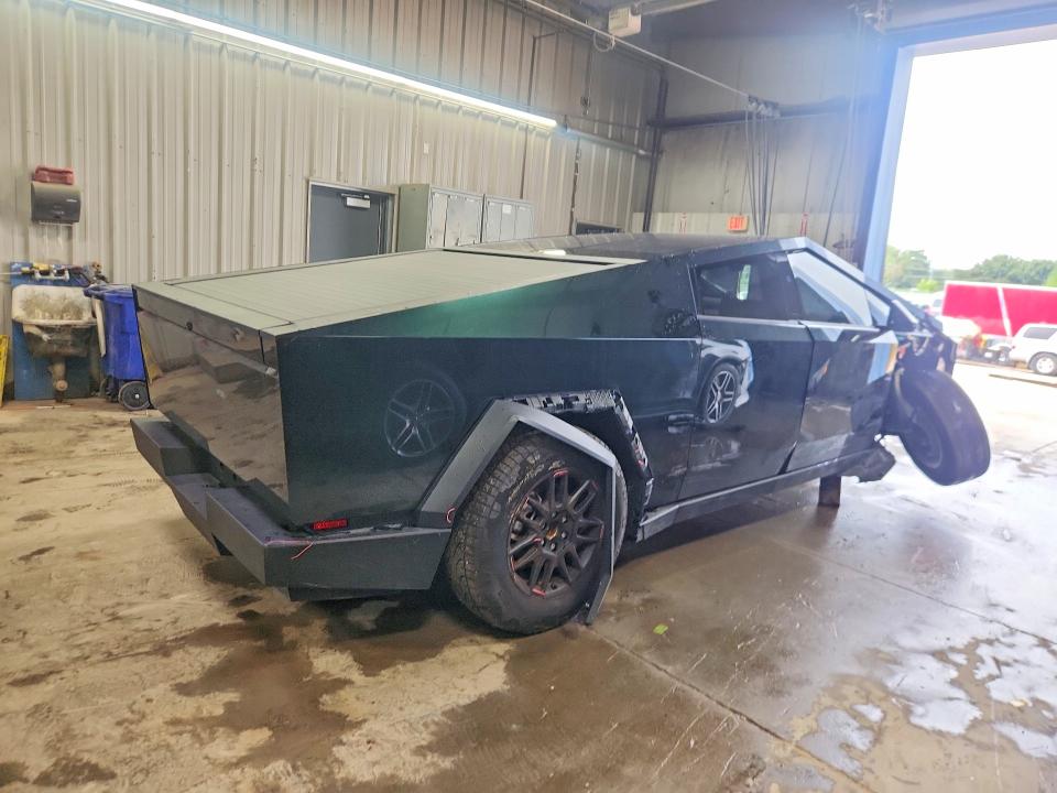 Photo 3 from auction – 2025 TESLA CYBERTRUCK with VIN 7G2CEHEE7SA062365