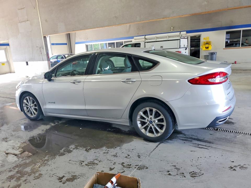 Photo 2 from auction – 2019 FORD FUSION with VIN 3FA6P0LU4KR110210