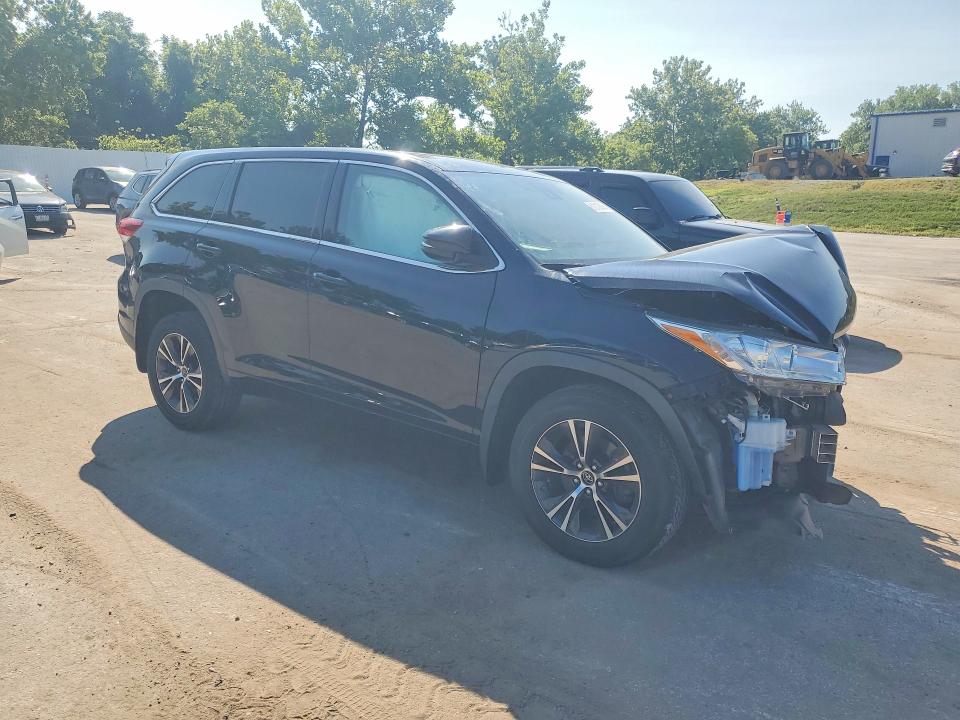 Photo 4 from auction – 2018 TOYOTA HIGHLANDER with VIN 5TDZARFH6JS036487