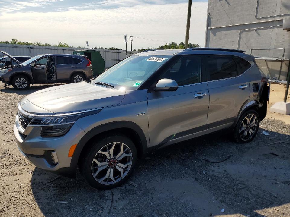 KIA SELTOS 2021 مع رقم تعريف المركبة KNDETCA28M7182929 - صورة من المزاد