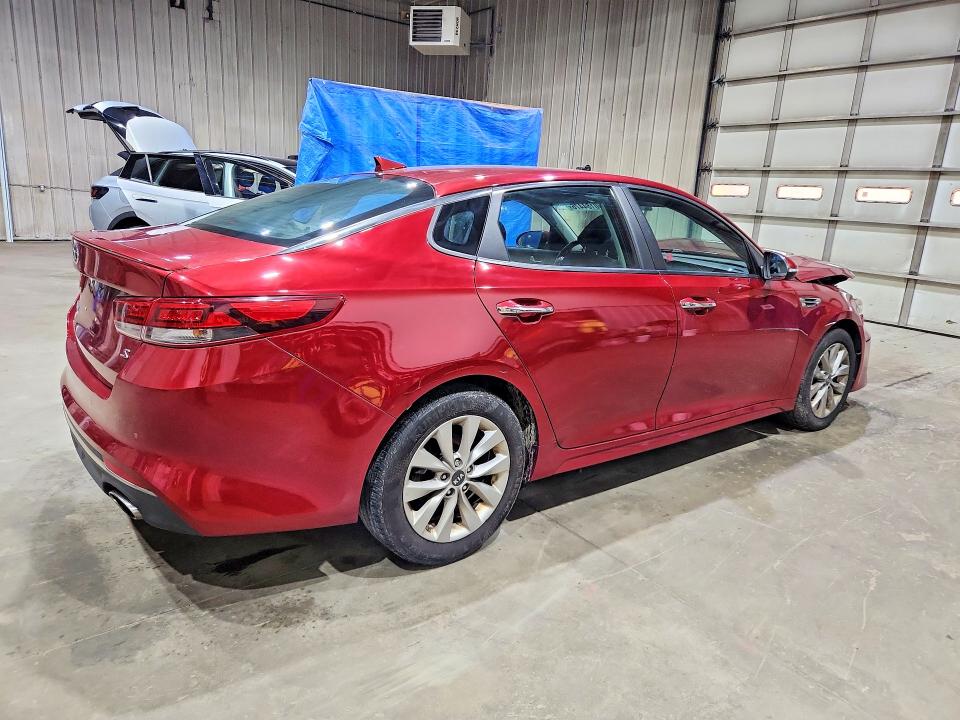 Photo 3 from auction – 2018 KIA OPTIMA with VIN 5XXGT4L33JG213334