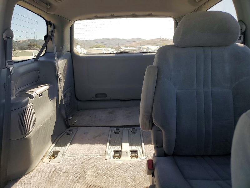 Photo 10 from auction – 2002 TOYOTA SIENNA with VIN 4T3ZF13C02U418168