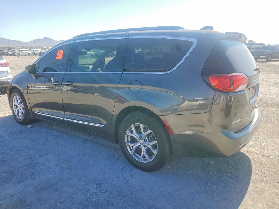 Photo 2 from auction – 2017 CHRYSLER PACIFICA with VIN 2C4RC1BG1HR823214