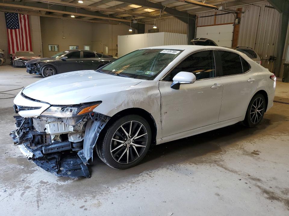 Снимка 1 от търг – 2022 TOYOTA CAMRY с VIN 4T1G11AK6NU076030