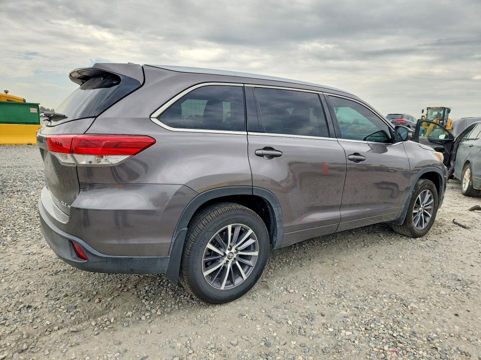 Photo 3 from auction – 2017 TOYOTA HIGHLANDER with VIN 5TDJZRFH3HS432697