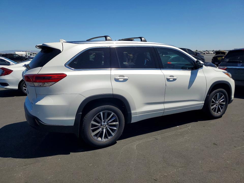 Photo 3 from auction – 2018 TOYOTA HIGHLANDER with VIN 5TDJZRFH1JS559664