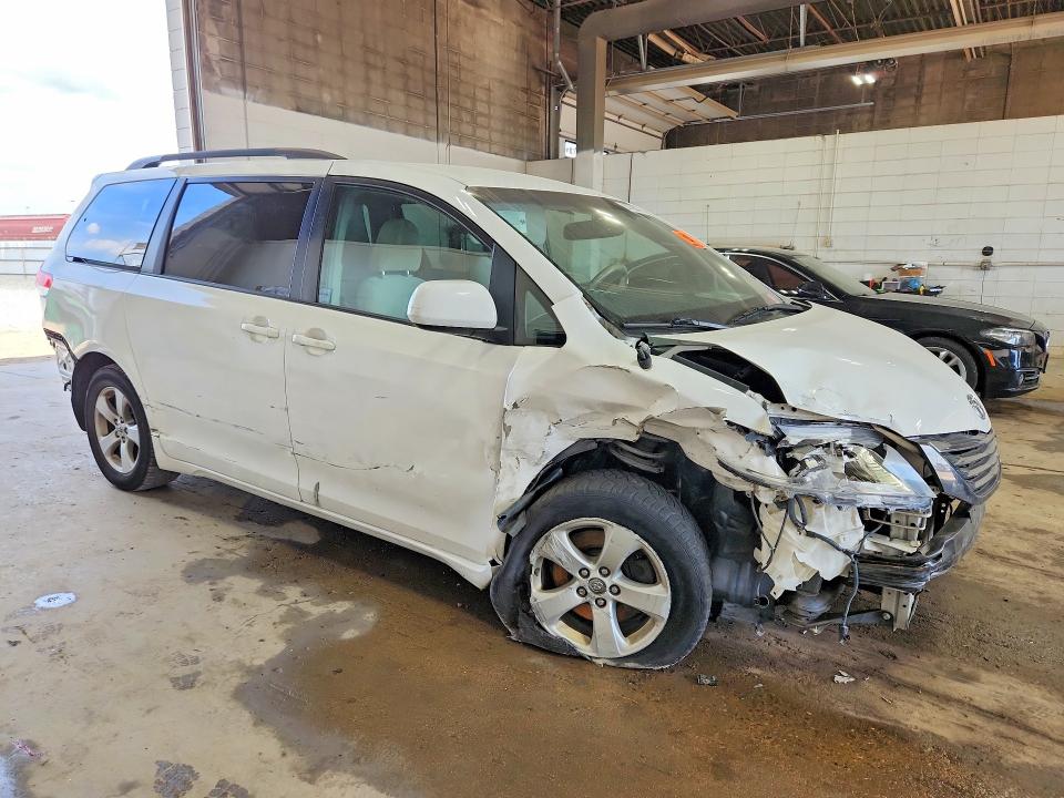 Photo 4 from auction – 2014 TOYOTA SIENNA with VIN 5TDKK3DC8ES516961