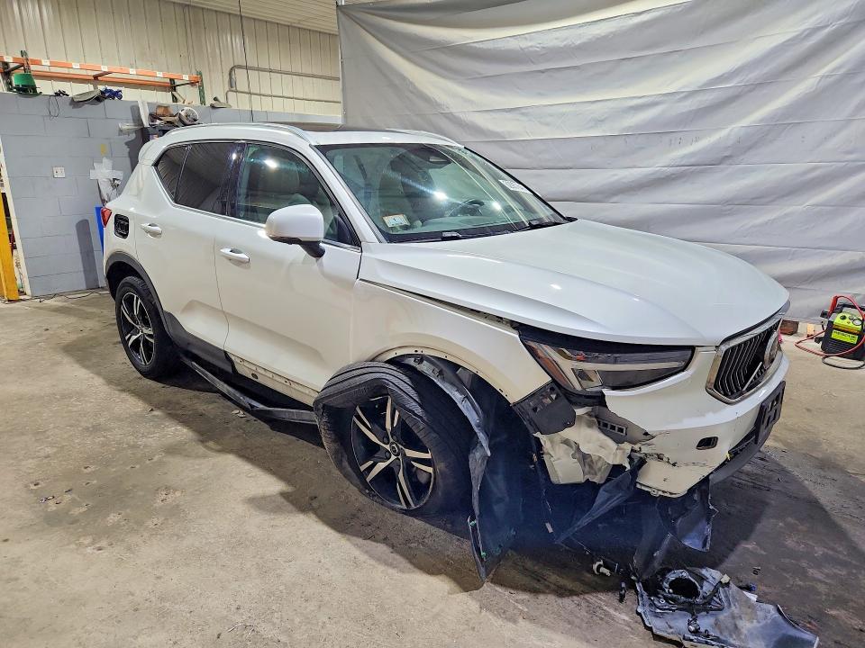 Photo 4 from auction – 2023 VOLVO XC40 with VIN YV4L12UNXP2953175