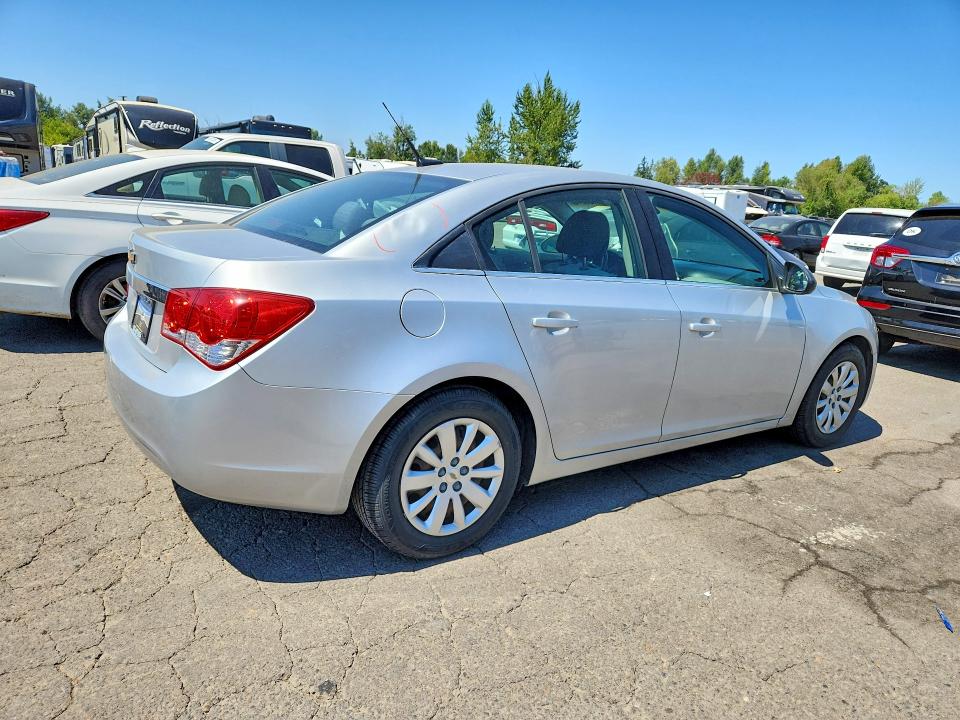 Photo 3 from auction – 2011 CHEVROLET CRUZE with VIN 1G1PC5SH4B7129545