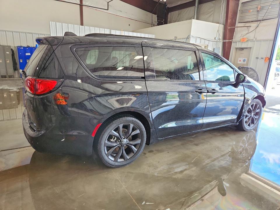 Photo 3 from auction – 2019 CHRYSLER PACIFICA with VIN 2C4RC1EG4KR628064