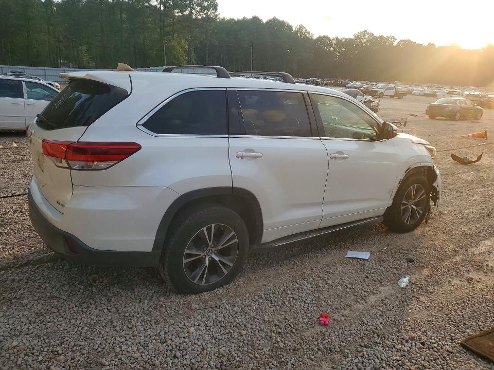 Photo 3 from auction – 2017 TOYOTA HIGHLANDER with VIN 5TDBZRFH4HS452610