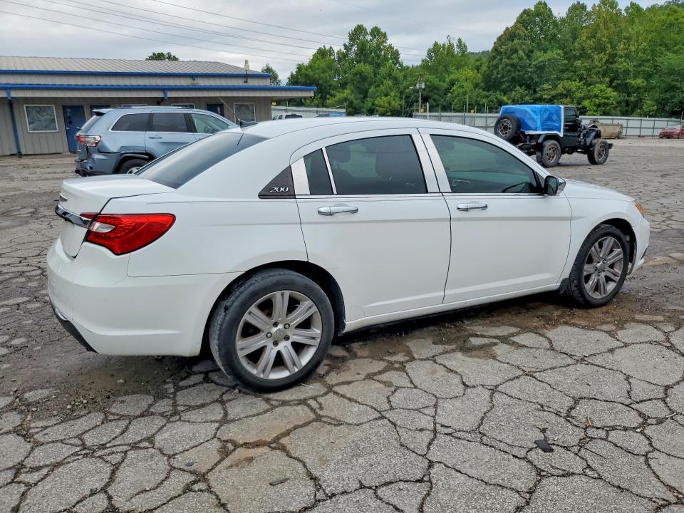 Photo 3 from auction – 2013 CHRYSLER 200 with VIN 1C3CCBAB1DN762122