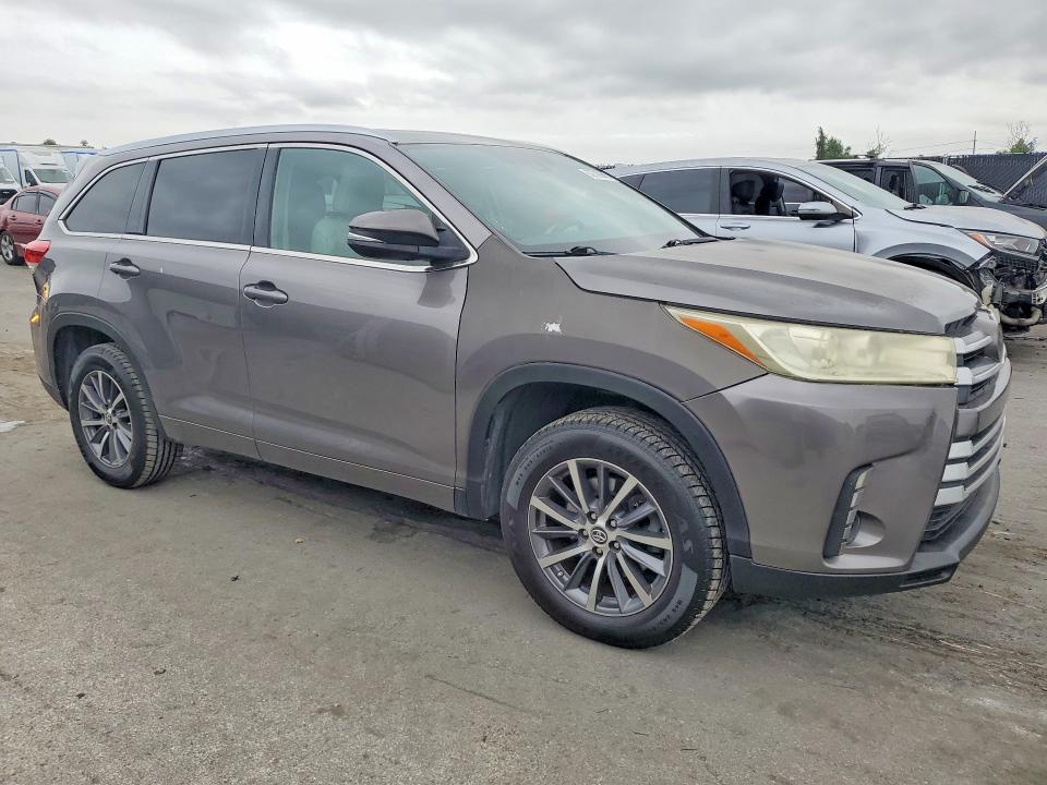 Photo 4 from auction – 2018 TOYOTA HIGHLANDER with VIN 5TDKZRFH1JS543095