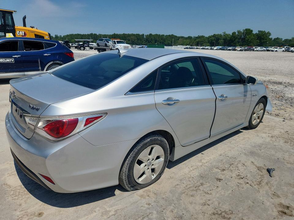 Photo 3 from auction – 2011 HYUNDAI SONATA with VIN KMHEC4A46BA004567