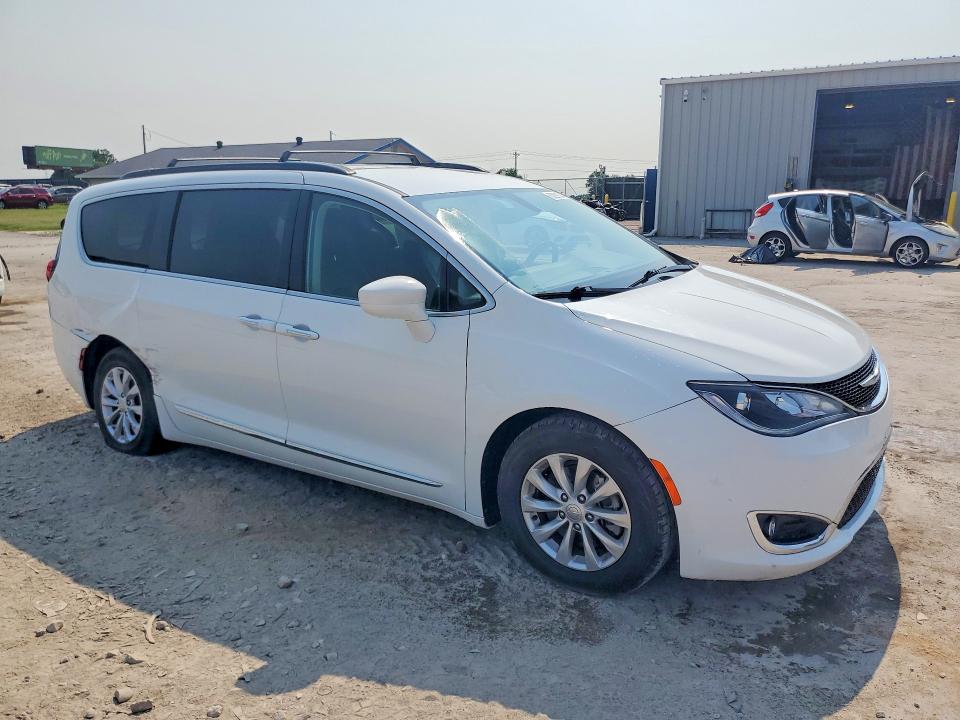 Photo 4 from auction – 2017 CHRYSLER PACIFICA with VIN 2C4RC1BG0HR683169