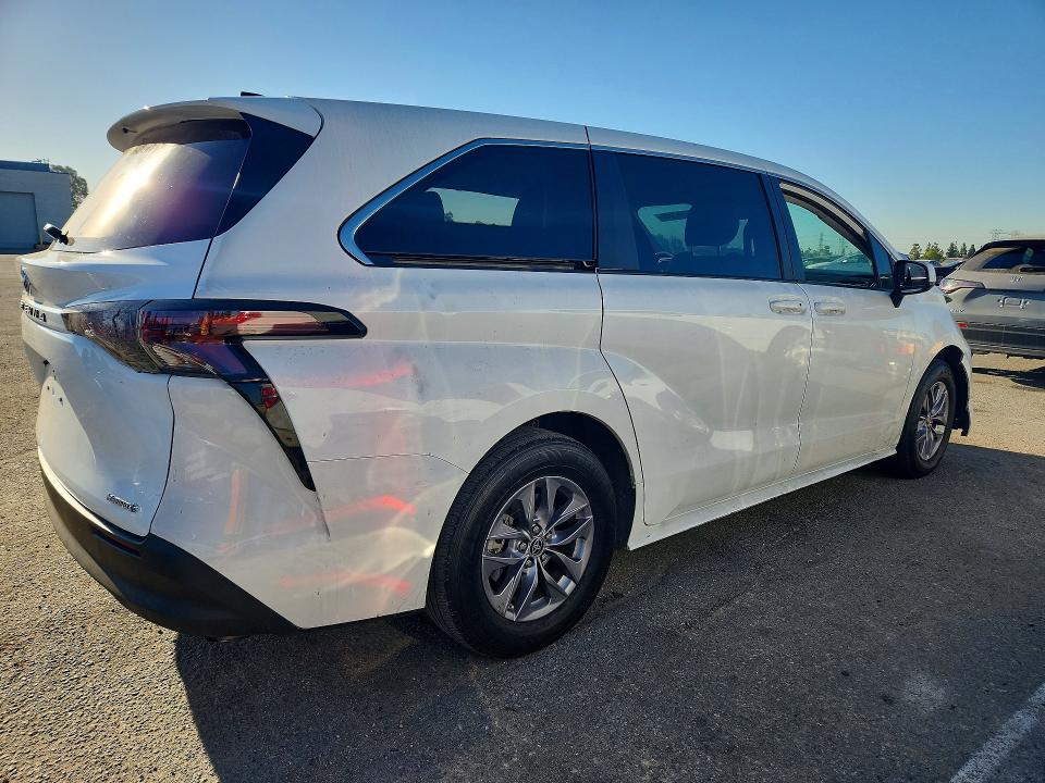 Photo 3 from auction – 2023 TOYOTA SIENNA with VIN 5TDKRKEC0PS164093