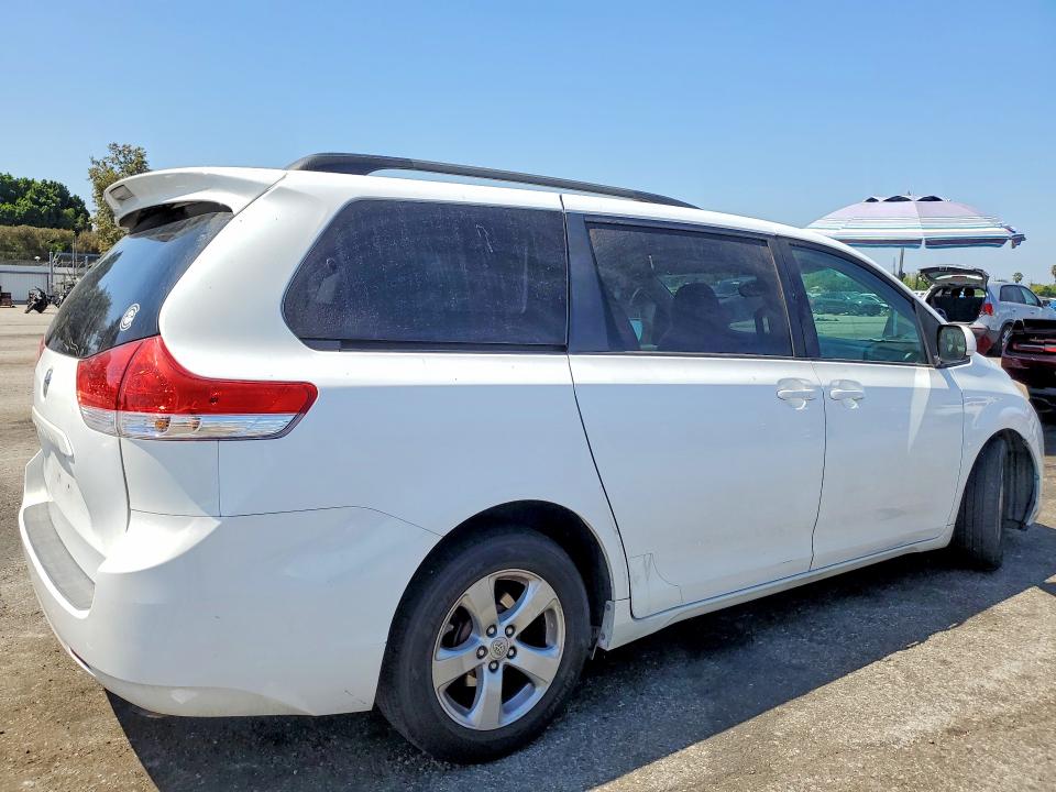 Photo 3 from auction – 2011 TOYOTA SIENNA with VIN 5TDKK3DC4BS049095