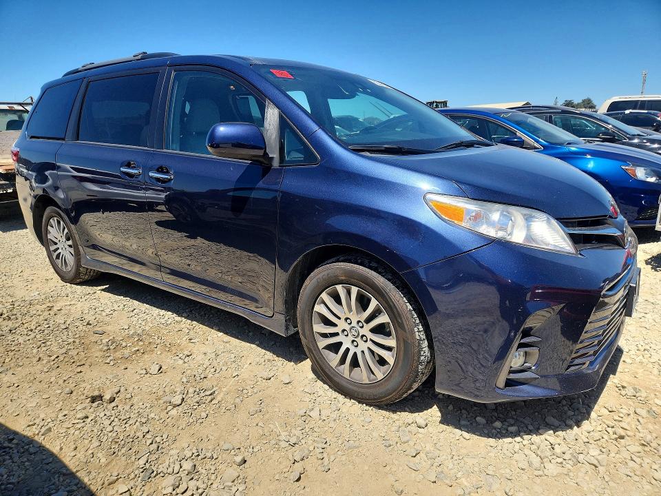 Photo 4 from auction – 2018 TOYOTA SIENNA with VIN 5TDYZ3DC8JS928331